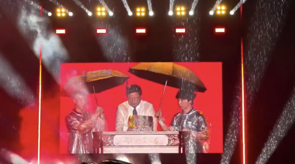 中祥网 新生撑伞，校长淋湿？高校回应