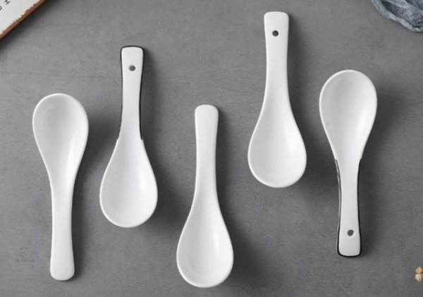 启运操盘 为什么有的陶瓷勺柄上会有个洞，有的却没有？赌你不知道